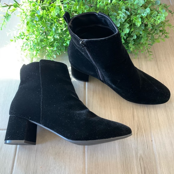 Sporto Shoes - SPORTO STUDIO black velvet booties size 9.5 W